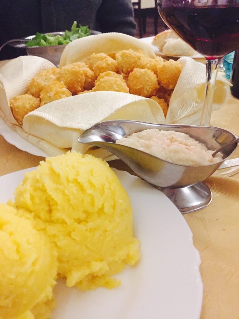 palline di polenta con crema di rafano - cibo tipico e veg a timisoara