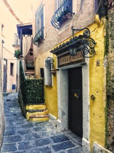vicolo con case gialle a maratea