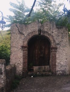antico portale in rovina a maratea. albero cresciuto dietro la porta che si intravede dall'alto