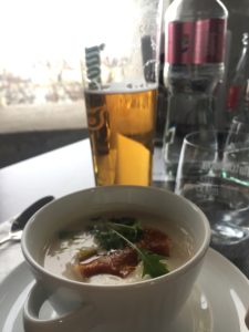 zuppa di funghi con crosta di formaggio - budapest - cibo veg