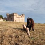 Sabrina davanti al castello di Santa Severa - articolo Dormire in un castello in Italia
