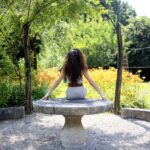 giardini da vedere in Italia - sabrina di spalle nel giardino di palazzo coronini