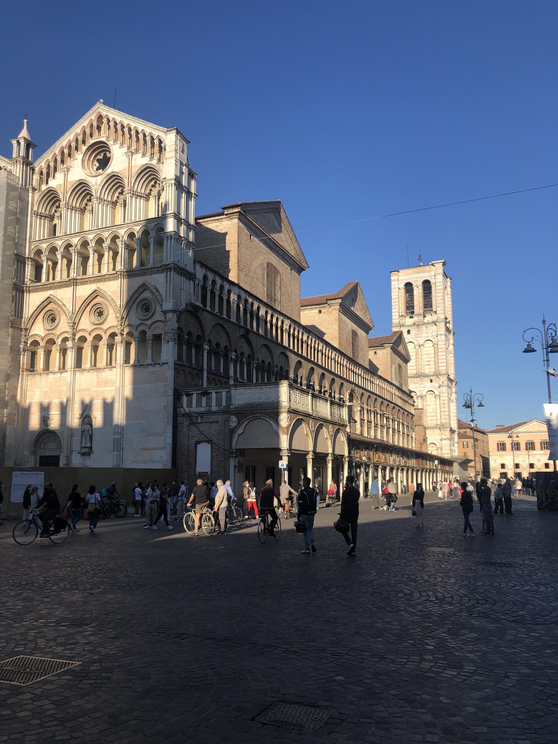ferrara piazza delle erbe o piazza trento e trieste Sabrina Barbante
