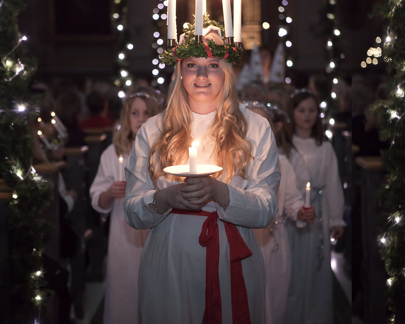 Santa Lucia a Stoccolma ragazza vestita da santa lucia con candele sulla testa