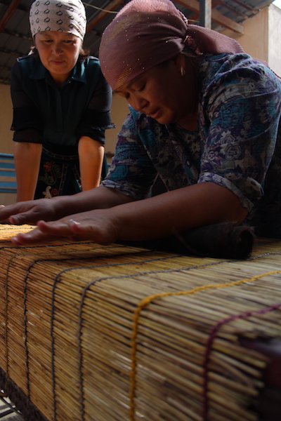 donna artigiana feltro kirghizistan