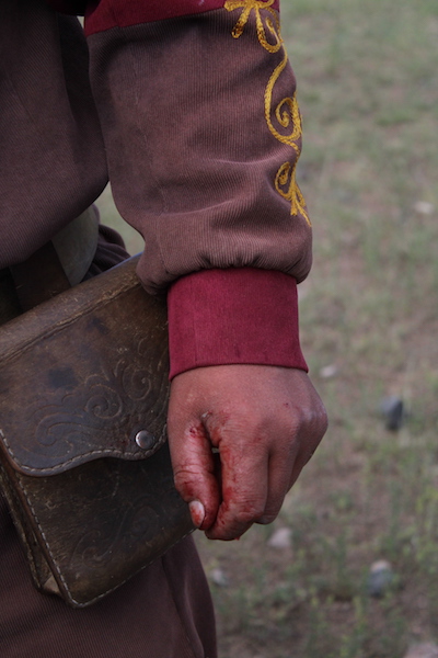 mani cacciatore acquila kirghzistan