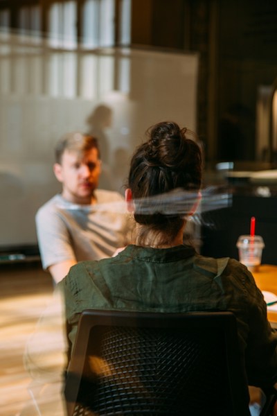 fare articoli intervista - charlesdeluvio-unsplash